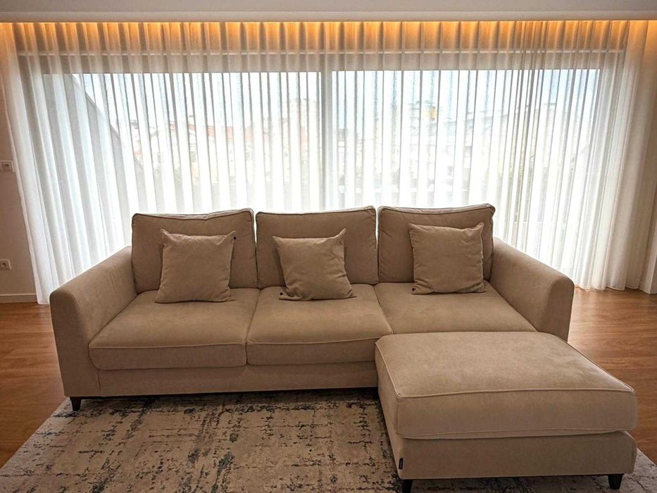 Sofá Laskasas de 3 Lugares + Puff – Design Moderno e Conforto Premium