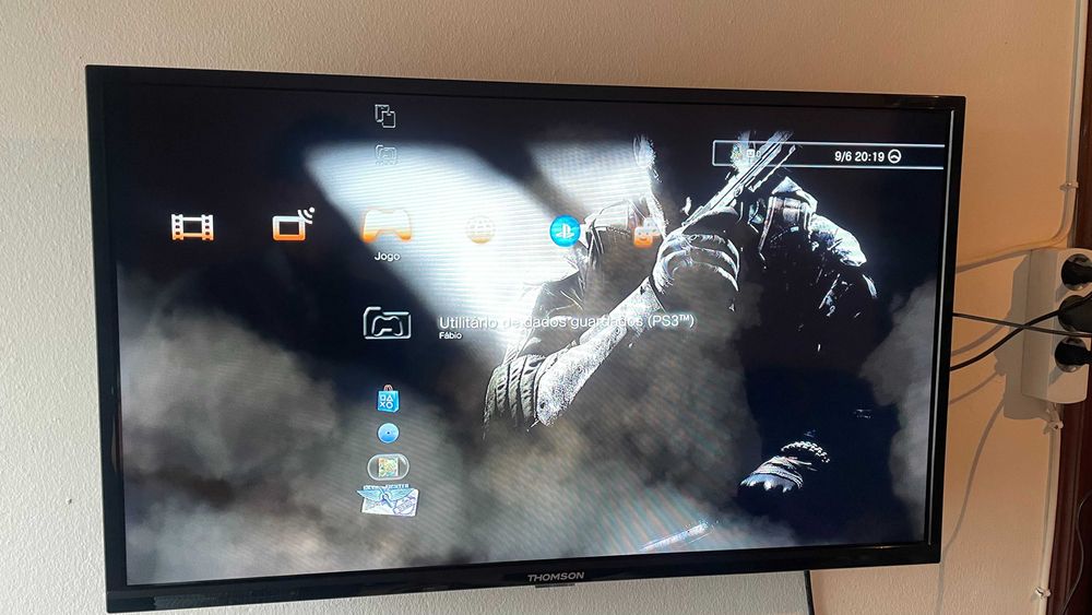 PS3 Super Slim 500GB + 10 jogos (GTA V, Minecraft) + comando e cabos