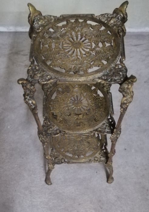 Mesa em latão muito antiga