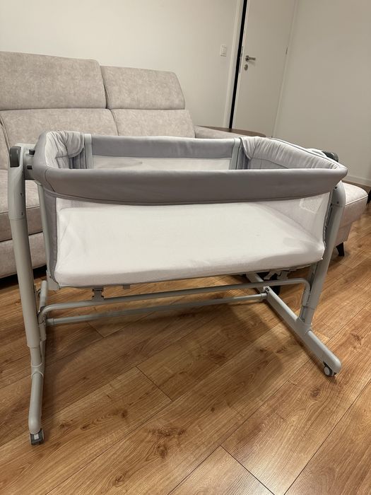 Chicco Next2Me Magic Evo Grey Mist MEGA ZESTAW | Materacyk + 2x Prześcieradło | Stan Super