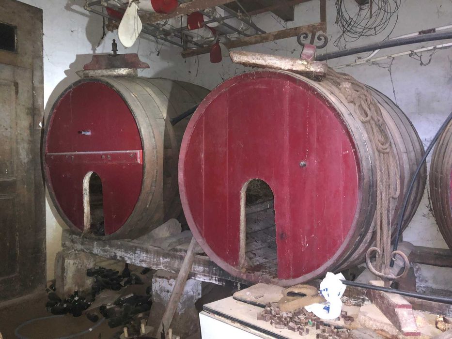 Tonéis de vinho usados em madeira de castanho