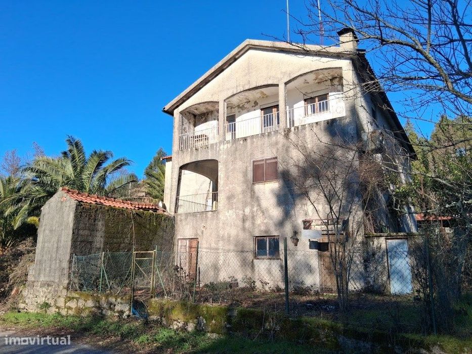 Prédio Misto - Habitação e Comércio em Arca e Varzielas, Oliveira d...