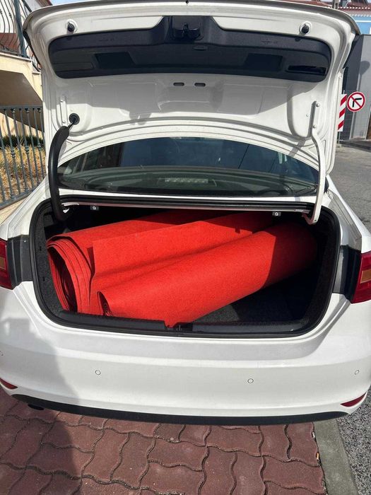 Vendo Carpete Vermelha – Apenas Usada no Dia de Casamento.