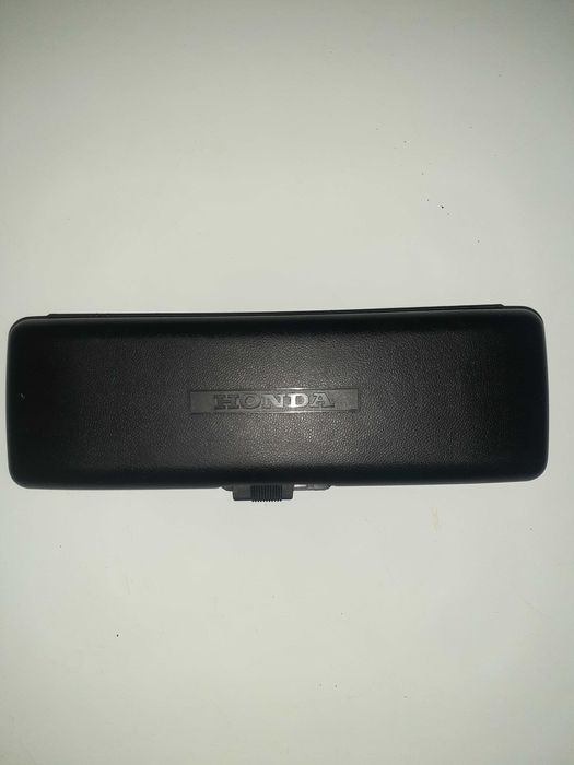Caixa proteção de painel frontal de autorádio marca Honda.