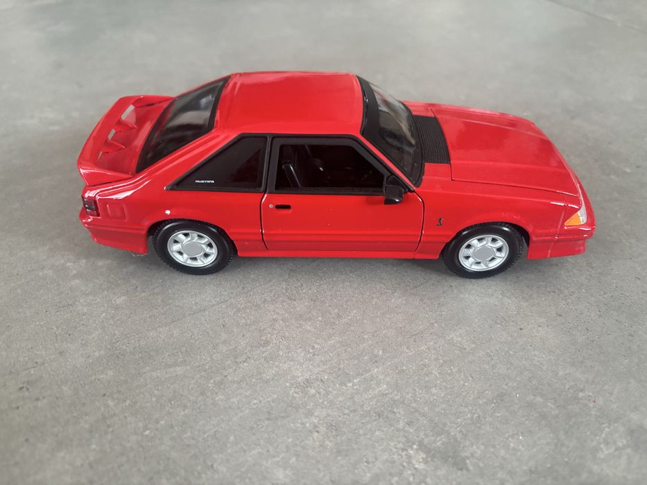 Model Welly skala 1/24 Ford Mustang SVT Cobra