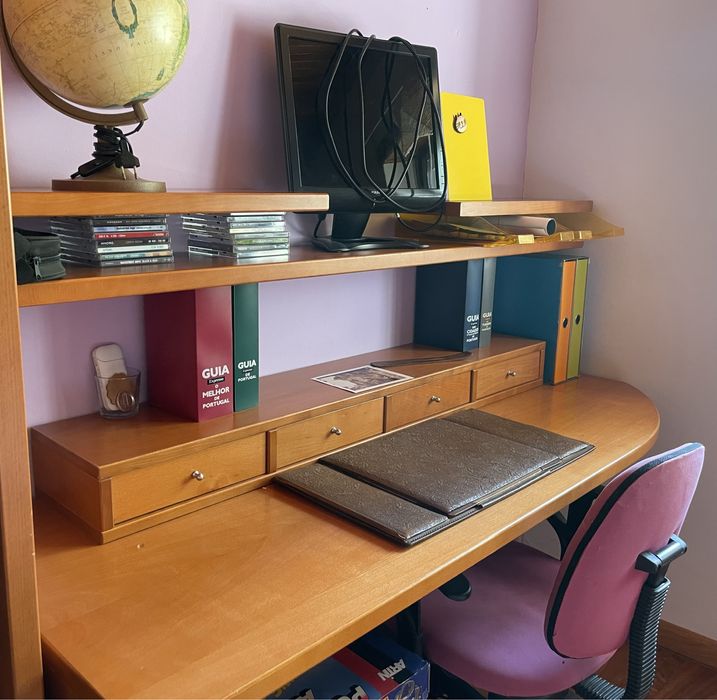 Secretaria, com prateleiras e cadeira