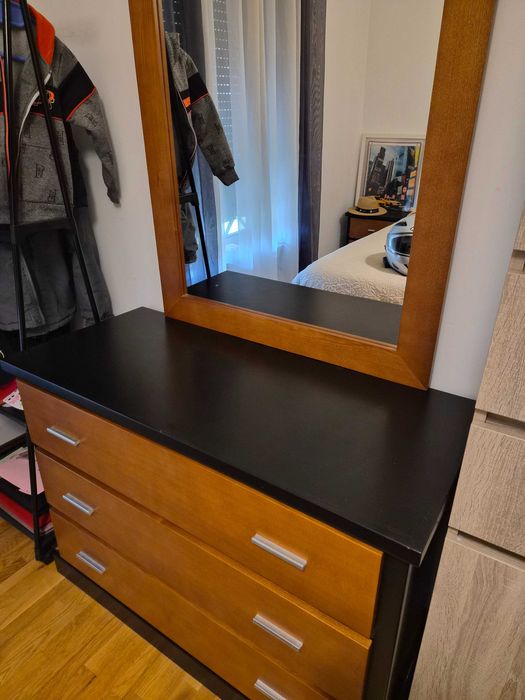 Quarto completo (cama, mesa de cabeceira, cómoda com espelho)