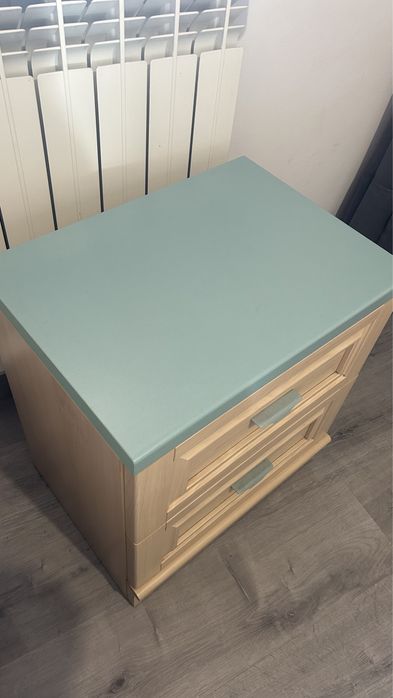 Conjunto de quarto Ilídio da Mota: cama + mesinha + cómoda (madeira)