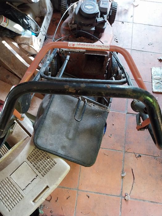 Duas máquinas corta relva (com tracção ) para desocupar