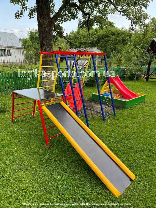 Игровая площадка 1,5- 2 м, горка, качели, детский спортивный комплекс