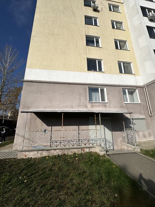 Продаж комерція 171 м² і 140 м² на Зазі