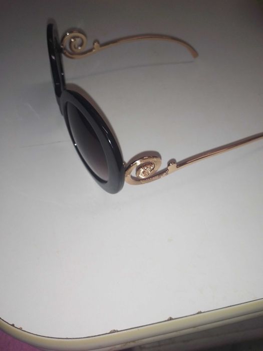 Óculos de sol pretos com dourado