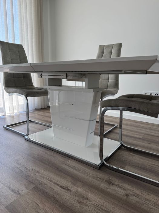 Mesa c/ quatro cadeiras
