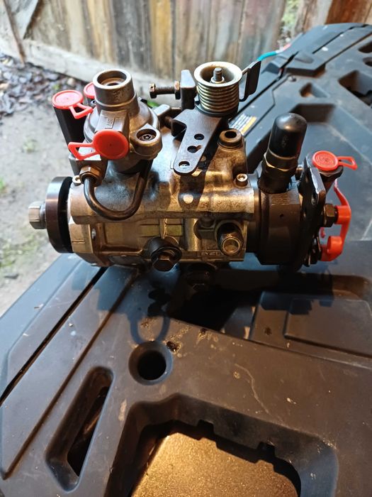 Sprzedam pompę wtryskową do koparko ładowarki