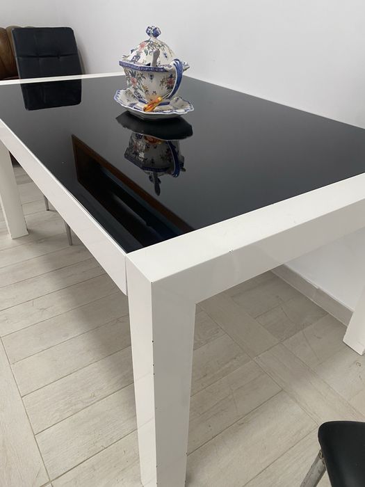 Mesa lacada branco com vidro preto