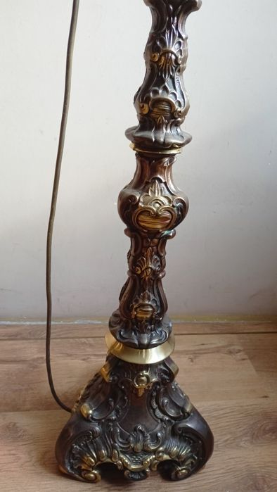 Stara lampa podłogowa z mosiądzu.