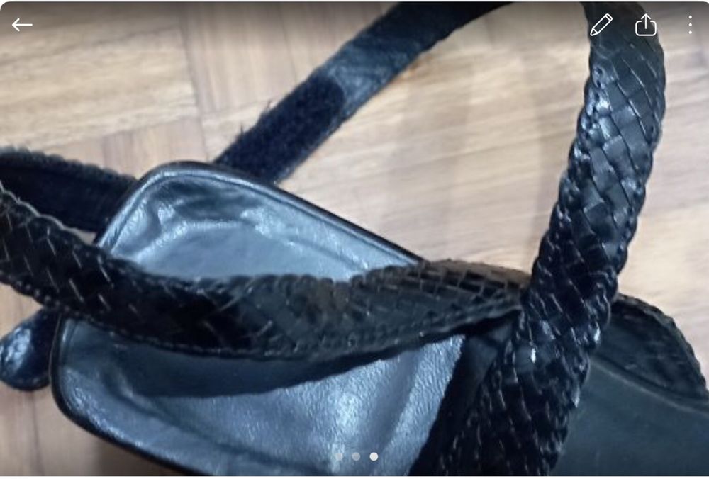 Sandalia Helsar salto baixo muito boa