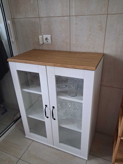 Estante com porta de vidros