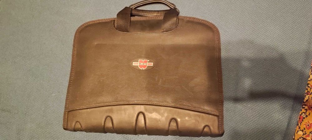 mała torba na laptopa lub tableta
