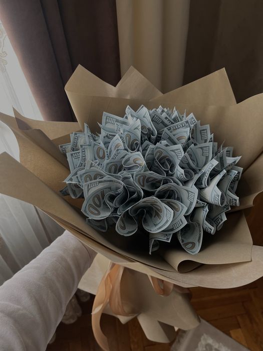 Розпродаж букетів з атласної стрічки