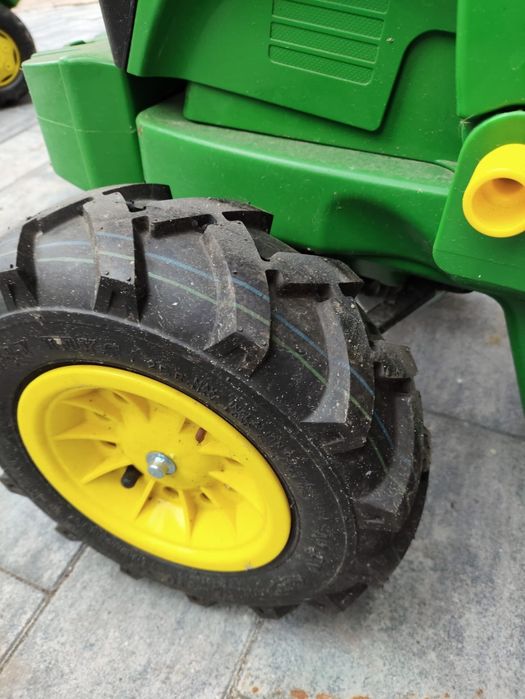 John deere na pompowanych kołach, traktor