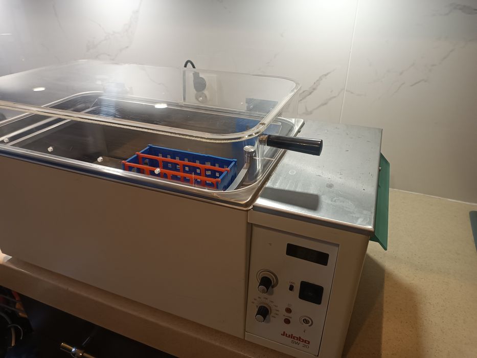 Łaźnia wodna z wytrząsaniem laboratorium julabo sw20