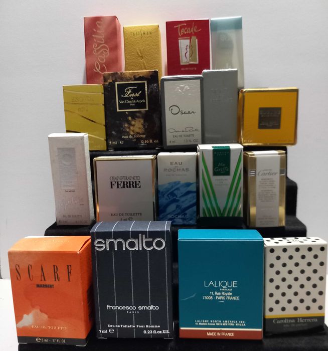 miniaturas perfumes  e expositores e fasciculos