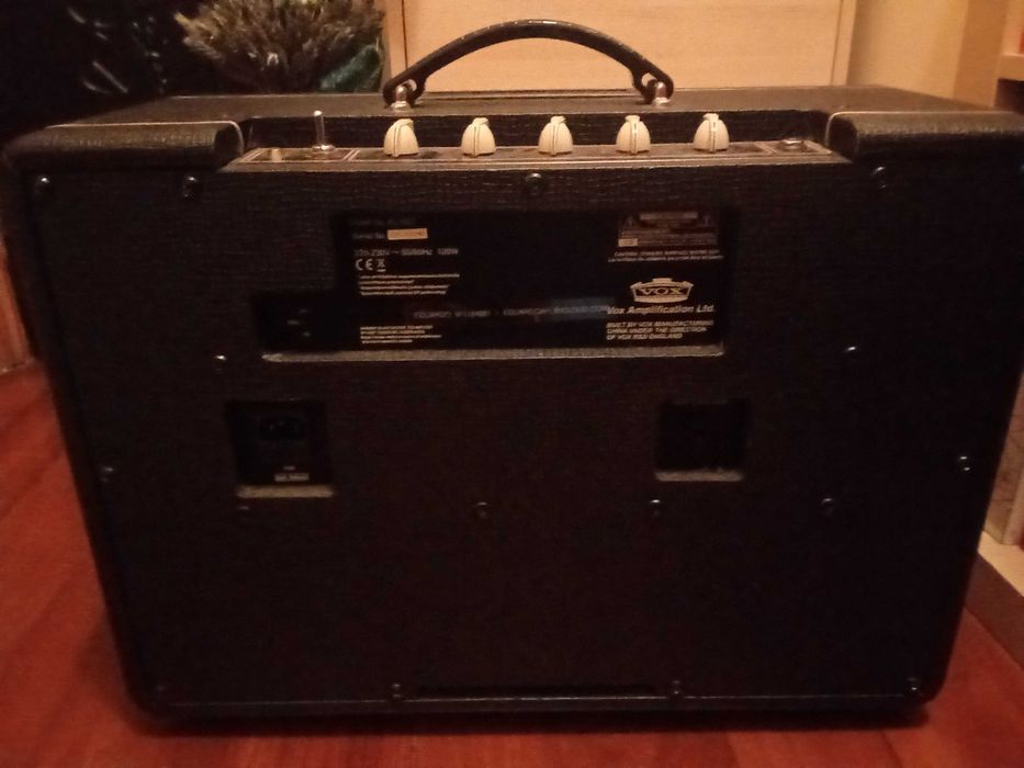 VOX AC-10 com capa VOX