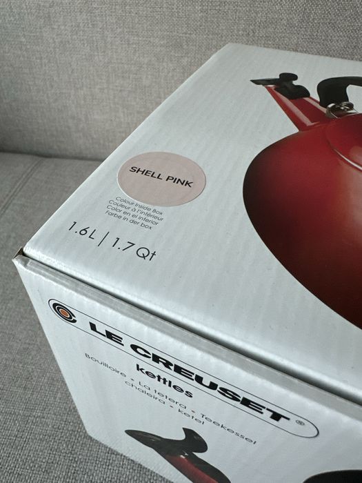 Le Creuset - różowy czajnik
