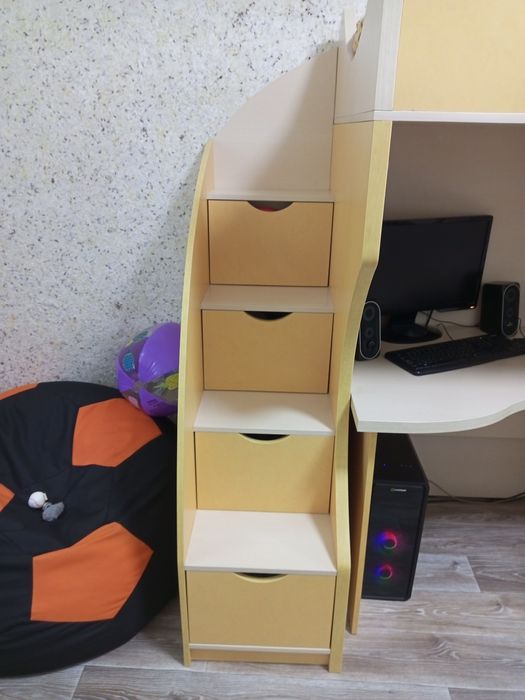 Продам двухуровневую кровать