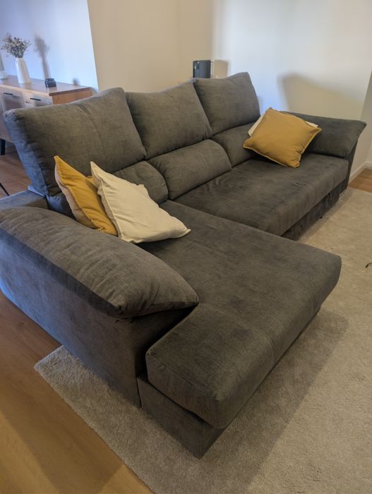 Sofá-cama com chaise longue em tecido cinza escuro