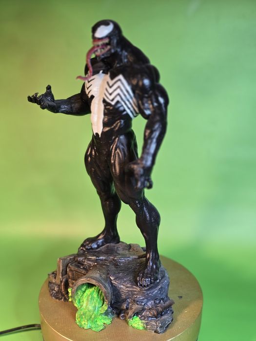 Колекційна фігурка легендарного антигероя Venom висотою 35 см.