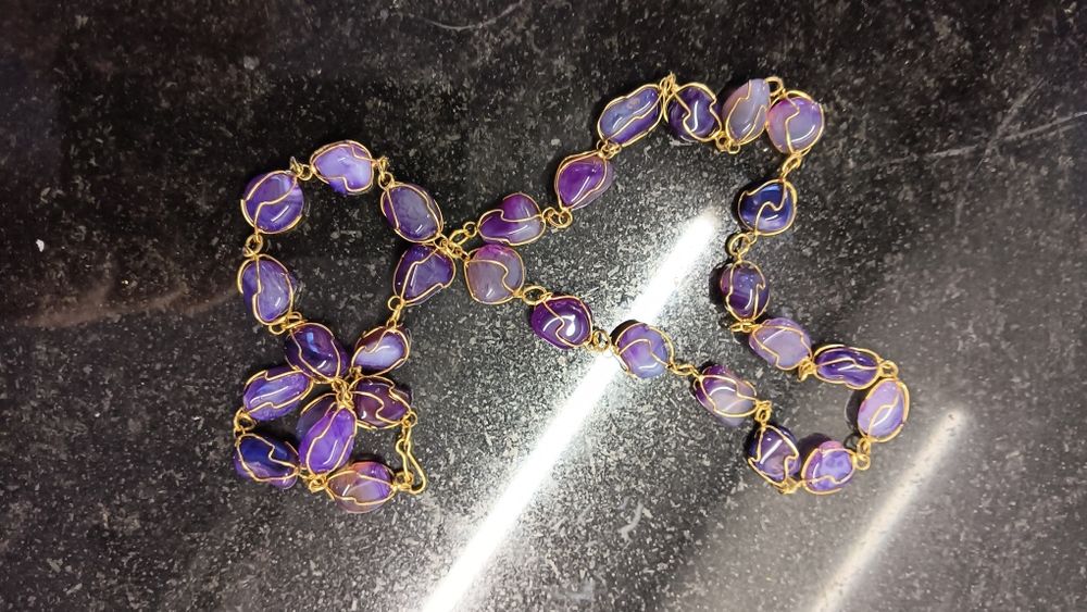 Colar em pedras unidas por metal.