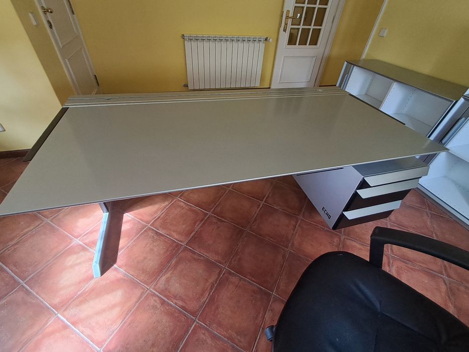 Conjunto de móveis para escritório.