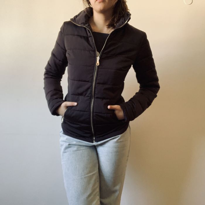 Casaco de penas tipo puffy castanho dá Massimo Dutti