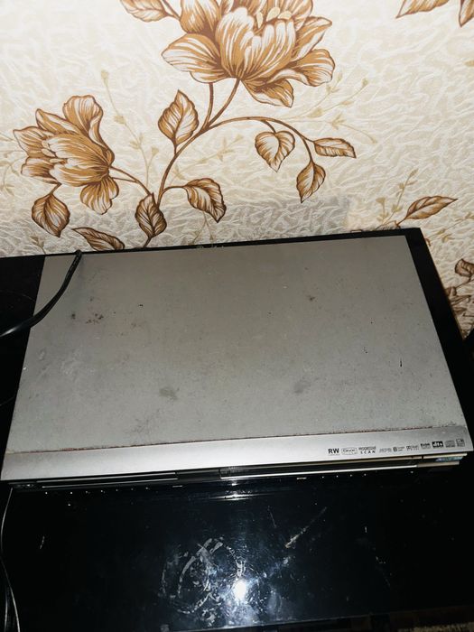 Продам відеомагнітофон LG DC476X