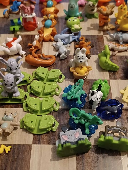 Conjunto de 50 animais de plástico e acessórios