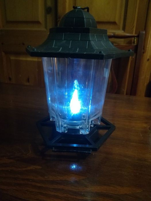 Lampka z funkcją odstraszania owadów