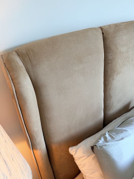 Mobília de quarto completa – cama, 2 mesas