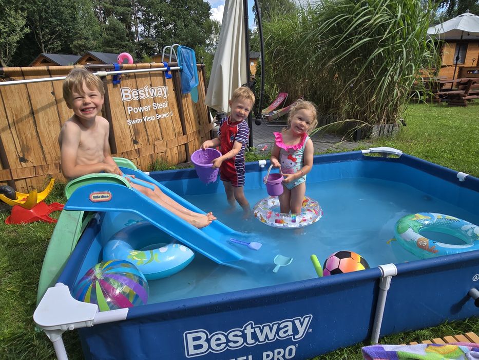 Domki nad morzem z basenem