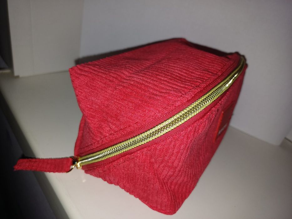 Косметичка жіноча Avon