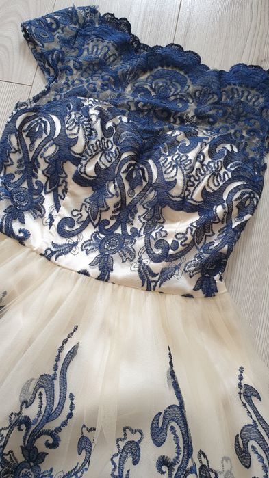 Elegancka sukienka Chi Chi London – tiul, koronka, ecru