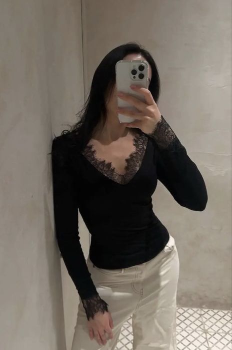 Жіноча кофтинка з мереживом