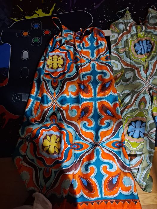 Vestidos e macacão novos