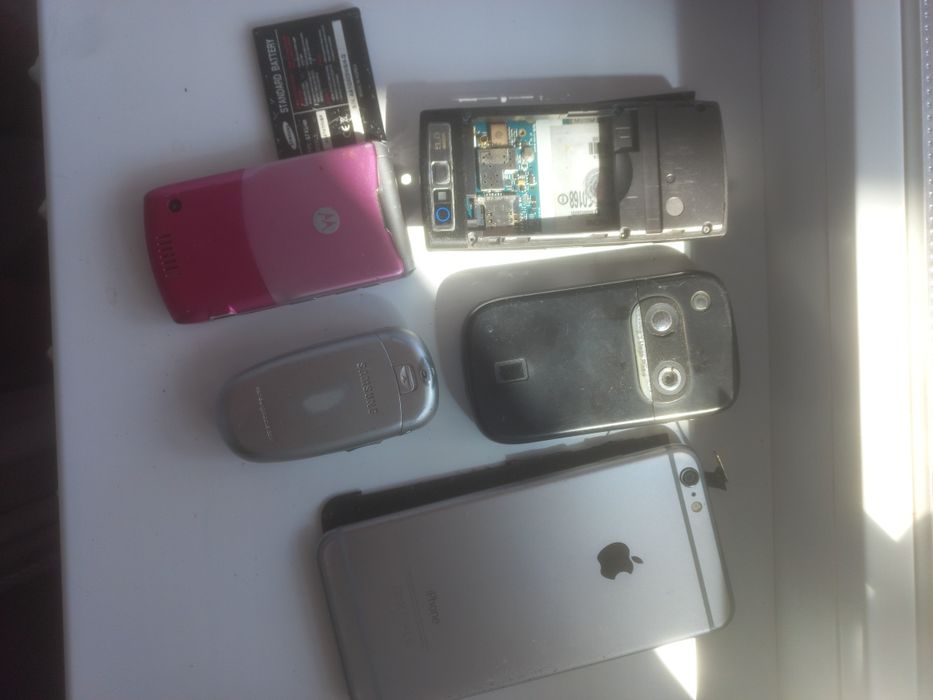 Різні телефони старого зразку