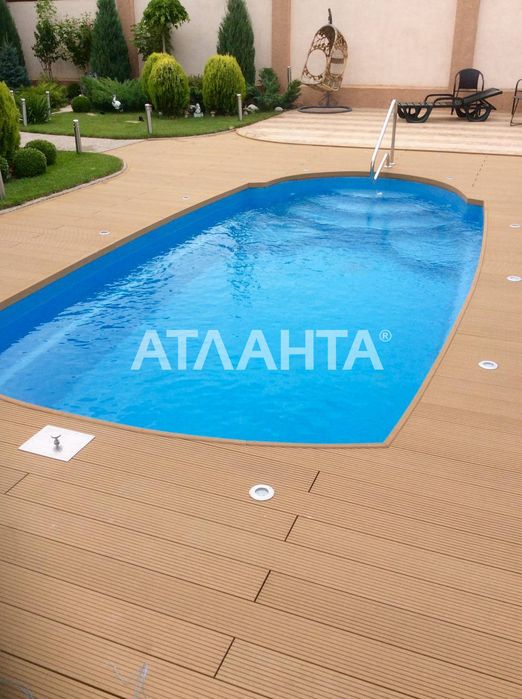 Дом с бассейном в Даче Ковалевского.