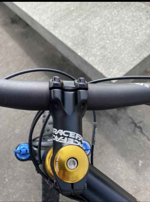 CANYON NERVE AL –Bicicleta de Montanha (BTT) com suspensão total equipada com suspensão FOX TALAS e transmissão Shimano XT.