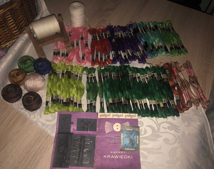 Mulina kolorowa Ariadna i kołowrotek zabytkowy, szydełko