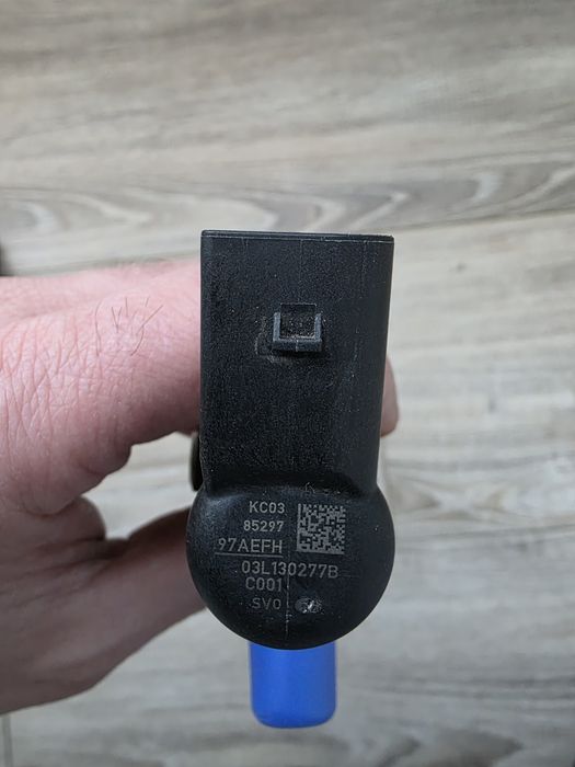Wtryskiwacz 03l130 277b  VW Passat B7 1.6 tdi