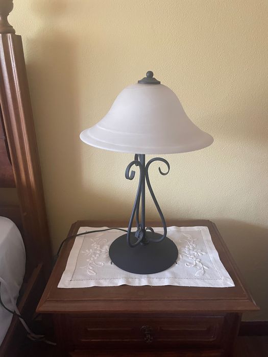 Candeeiro de mesa em vidro e ferro forjado